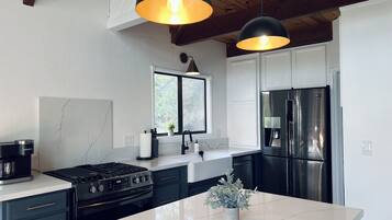 Refrigerador, microondas, horno y parrilla de estufa