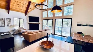 Smart TV, chimenea y libros