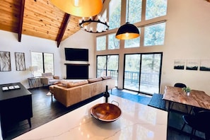 Smart TV, chimenea y libros