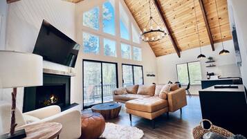 Smart TV, chimenea y libros