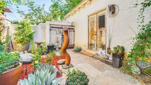 A garden with various plants and a unique sculpture. - Adobe Studio: 2 Blocks to Dtwn Santa Fe Plaza! (Santa Fe)