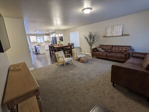 Smart TV - Modern 5 bedroom Home Near Payson Temple, Young Living, and the Red Barn (Santaquin)