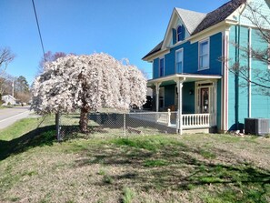 Exterior - Spacious Victorian close to everything in RH - Wheelchair friendly. Sleeps 11 (Rock Hall)