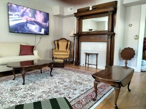 Smart TV - Spacious Victorian close to everything in RH - Wheelchair friendly. Sleeps 11 (Rock Hall)