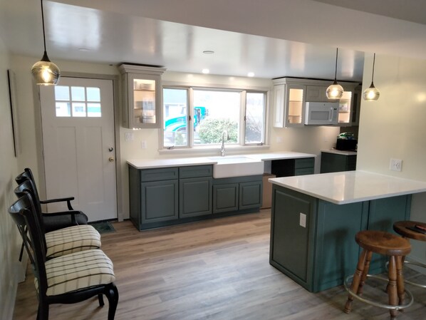 Fridge, microwave, oven, stovetop - Spacious Victorian close to everything in RH - Wheelchair friendly. Sleeps 11 (Rock Hall)