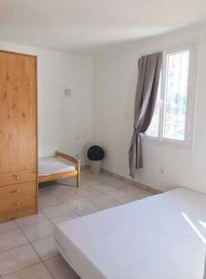 3 chambres, fer et planche à repasser, lit parapluie, Wi-Fi gratuit
