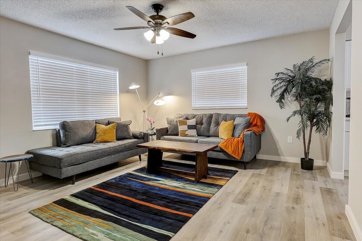 Smart TV, fireplace, Netflix, streaming services