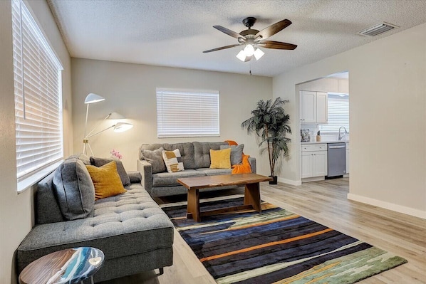 Smart TV, fireplace, Netflix, streaming services