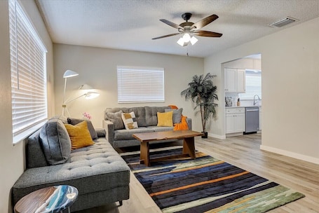 Smart TV, fireplace, Netflix, streaming services. Sunset Cottage Spacious with BBQ