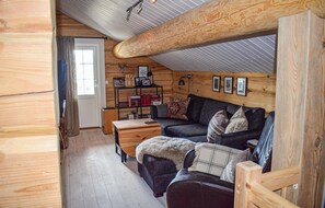 Een televisie en een open haard