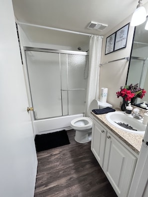 Combinazione doccia/vasca, asciugamani, sapone, carta igienica