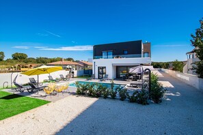 A heated pool - Exclusive villa with two private pools near the sea. (Pula)