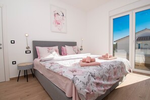 8 bedrooms, soundproofing, internet, bed sheets - Exclusive villa with two private pools near the sea. (Pula)