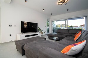 TV - Exclusive villa with two private pools near the sea. (Pula)