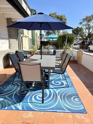 Outdoor dining - Beautiful Whole Home, Seconds to Beach, Epic Patio (San Diego)