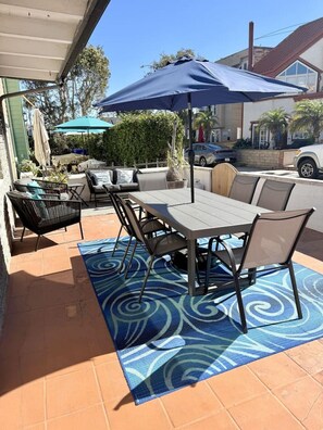 Outdoor dining - Beautiful Whole Home, Seconds to Beach, Epic Patio (San Diego)