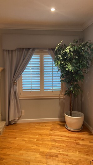 Tina con regadera, toallas, jabón, papel de baño 