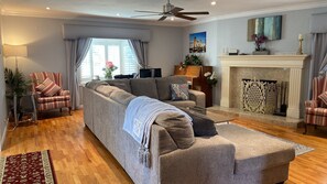 Smart TV, computer monitors - Solar Heated Pool, Staycation Lovely 3bed/2ba Home (San Jose)