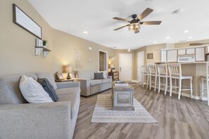 Condo, Berbilang Katil, Hot Tub | Ruang tamu | 40 inci televisyen dengan digital 