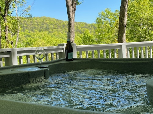 MONTREAT ROUND HOUSE - Mountain views, Renovated, Hot Tub, Fire Pit