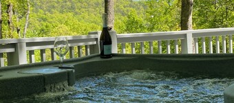 MONTREAT ROUND HOUSE - Mountain views, Renovated, Hot Tub, Fire Pit