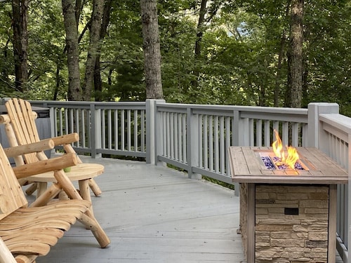 MONTREAT ROUND HOUSE - Mountain views, Renovated, Hot Tub, Fire Pit