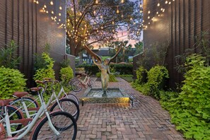 Property grounds - Contemporary two-bedroom condo in the heart of Dallas featuring a private patio and access to a resort-style pool, hot tub, dry sauna, and rejuvenating cold plunge. (Dallas)