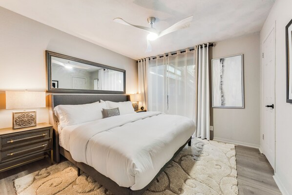 2 chambres, fer et planche à repasser, lit de bébé portatif