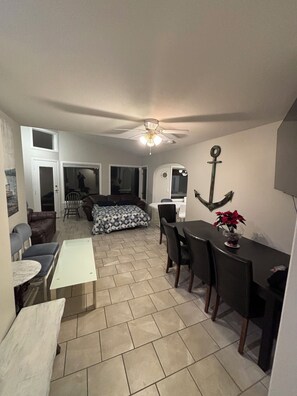 4 室のベッドルーム、WiFi