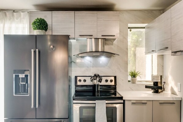 Fridge, oven, stovetop, dishwasher