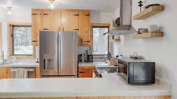 House, Multiple Beds, Fireplace, Mountain View (North Lake Hideaway) | Private kitchen | Fridge, microwave, oven, stovetop