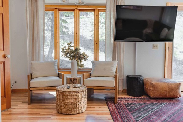 Casa, varias camas, chimenea, vista a la montaña (North Lake Hideaway) | Interior