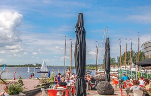 Outdoor dining - Awesome home in Lauwersoog with kitchen (Lauwersoog)