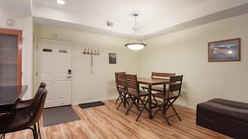 Condo, 1 Queen Bed with Sofa bed, Fireplace, Mountain View | Dining