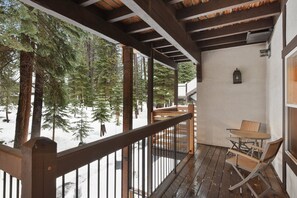 Apartment, 1 Queen-Bett und Schlafsofa, Kamin, Bergblick | Unterkunftsgelände