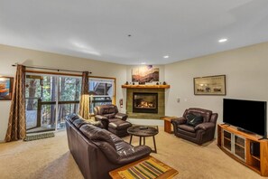 Condo, 1 Queen Bed with Sofa bed, Fireplace, Mountain View | Living room | 40-inch TV with cable channels, fireplace