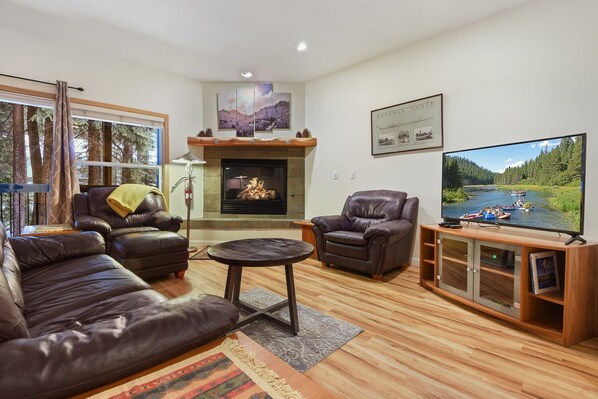 Apartment, 1 Queen-Bett und Schlafsofa, Kamin, Bergblick | Innenbereich