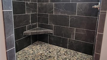 Doccia, asciugacapelli, asciugamani, sapone
