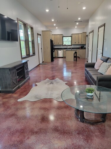 Cozy cabin 16 miles from Razorback Stadium great for game weekends. No pets.