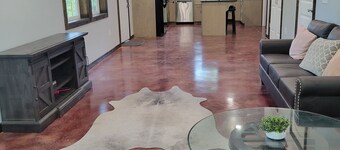 Cozy cabin 16 miles from Razorback Stadium great for game weekends. No pets.