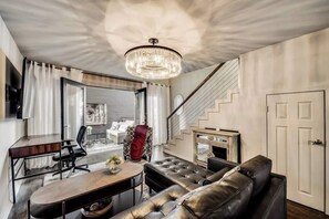 电视、壁炉、办公室