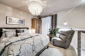 2 chambres, fer et planche à repasser, lit de bébé portatif