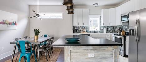 Frigorífico, microondas, horno y placa de cocina