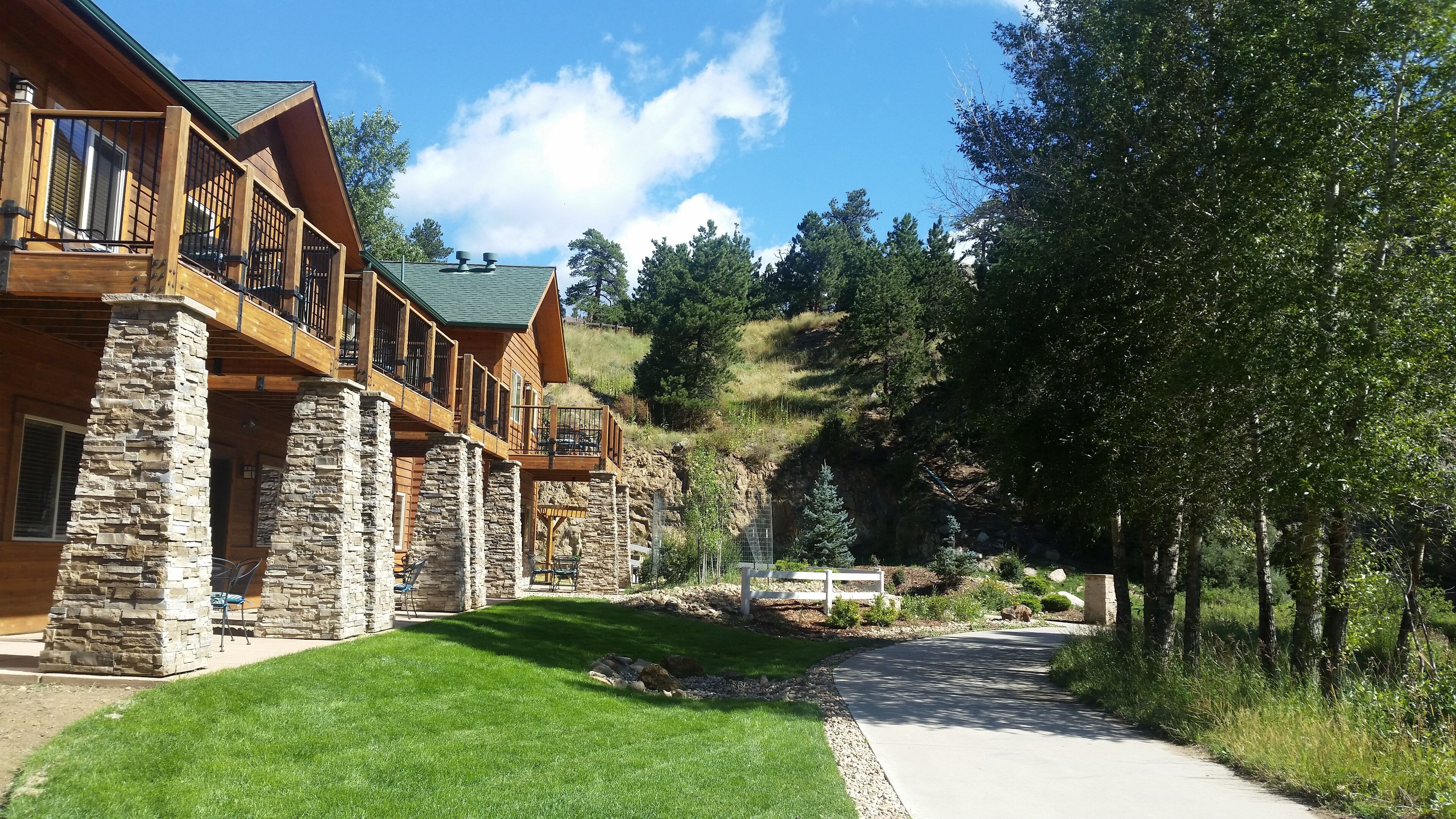 Condo on Fall River. 3-minutes to downtown Estes Park on foot. Pool & hot tub st