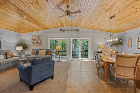 Interior. Autumn Ridge, 3/2, peaceful/ secluded...1.5 mi from Highlands and fast internet!