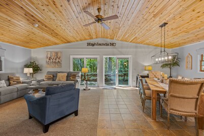Autumn Ridge, 3/2, peaceful/ secluded...1.5 mi from Highlands and fast internet!