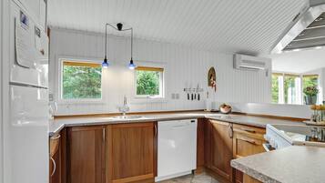 KylskÄp, spishÀll, diskmaskin och kaffe- och tebryggare