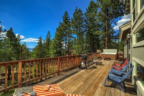 Outdoor spa tub - Hall Court Manor - Hot Tub, Pet Friendly, Pool Table! (Stateline)