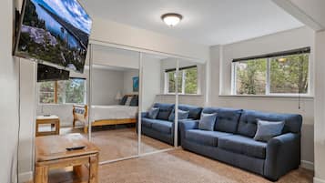 House, Multiple Beds, Fireplace, Mountain View (Hall Court Manor) | 5 bedrooms, individually decorated, individually furnished, desk