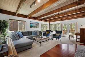 獨棟房屋, 多張床, 壁爐, 山景 (Hall Court Manor) | 起居區 | 50-吋平面電視、數位頻道、壁爐